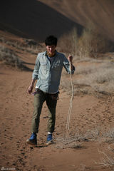 组图：鲍春来体验沙漠生活 见证生命奇迹