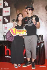 组图：吴建豪香港办歌迷会 送保温杯回馈歌迷