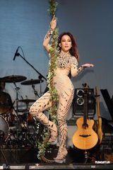 组图：温岚紧身战衣秀身材曲线 母亲节前夕温馨献唱