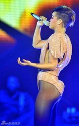 幻灯图集：蕾哈娜巡演 连身三角裤沿袭Gaga风潮