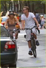高清组图：莱昂纳多和莱弗利纽约街头骑车秀恩爱