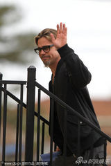 组图：皮特探望贫困家庭 与脱口秀女主持对嘴吻