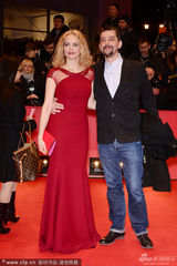 组图：柏林电影节开幕 妮娜-霍斯红纱裙明艳