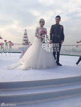 独家：直击刘璇王弢浪漫海上婚礼 新人深情拥吻