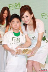 组图：司马燕同丈夫儿子参加活动 烹制美食