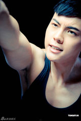 组图：陈伟霆MV寓意爱情需努力争取 施展慢动作格斗