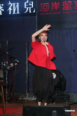 组图：容祖儿睽违11年台北开唱 一身大红烧乌龟