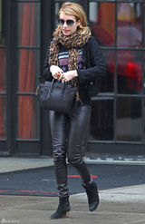 高清组图：艾玛-罗伯兹现身纽约 和男友人亲密