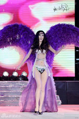 组图：成都理工上演内衣秀 美腿爆乳比基尼上阵