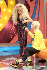 幻灯图：师洋黄色休闲西装亮相 脱口秀节目中耍宝