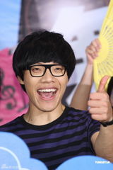 组图：卢广仲打鼓处女秀 入伍前赶推新专辑