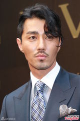 组图：李嘉欣粉裙亮相上围缩水 怕成师奶戒韩剧