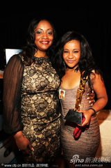 组图：公告牌致敬惠特尼 嫂子及女儿上台领奖