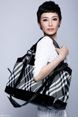 组图：侯角跨界当模特 拍摄包包主题时尚大片