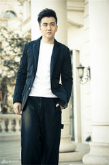 组图：翟天临时尚街拍大片 绅士造型显魅力