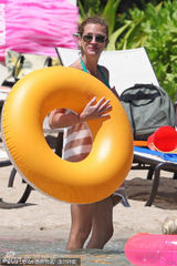 组图：老牌美女朱莉娅-罗伯茨比基尼难藏发福身材