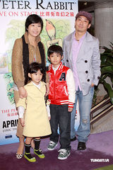 幻灯图：范姜携女看音乐剧 张达明赞狄娜是奇女子  