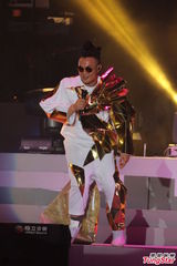 组图：陈奕迅台北火热开唱 台上大玩变装秀