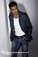 幻灯图：邵兵登封面 敞心扉：岁月如刀我如盾