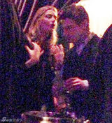 组图：阿汤哥离婚后泡夜店 与神秘金发女亲密贴面