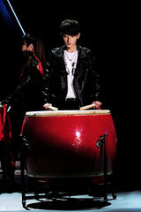 组图：陈翔李准基录制《大本营》后台合影曝光