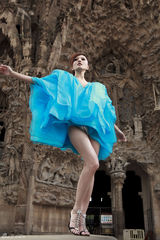 组图：张韶涵豪华礼服被误认婚纱 自封落跑新娘