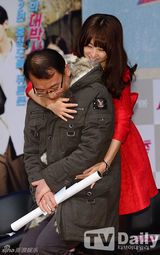 组图：李钟硕宣传《热血青春》展笑颜抱女影迷