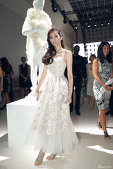 组图：吴佩慈受邀巴黎高定秀 蕾丝裙飘逸似仙子