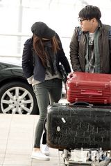 组图：f(x)krystal赴纽约拍写真 帽子围巾遮面