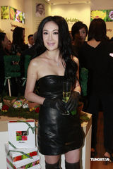 高清：温碧霞风采一如往昔 着黑色晚装靓丽出镜