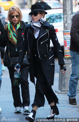 组图：麦姐嘻哈装现身街头 带子女出行酷劲十足