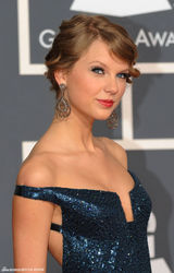 高清图：第52届格莱美 泰勒-斯威夫特蓝裙熠熠生辉