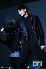 组图：EXO出席时装周开幕 携女模走秀帅气十足