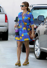 组图：伊娃-门德斯街拍 撞色连衣裙抢眼