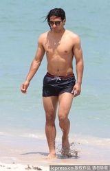 组图：球星法尔考海中爱抚娇妻 舔肚脐极度高调