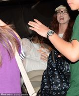 组图：周海媚扮嫩捧场陈龙表演 昔日玉女变大婶