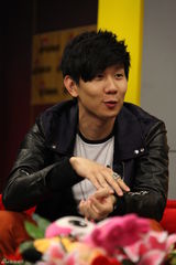 组图：林俊杰做客新浪聊天 吐舌卖萌酒窝俏皮