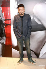 组图：官恩娜金色小洋装亮相 自曝喜买花哨内衣