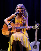 高清组图：泰勒-斯威夫特开唱 黄色吊带裙性感