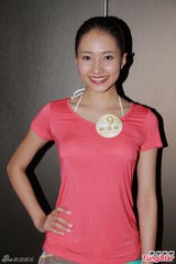 组图：港姐佳丽首度泳衣亮相 水上展傲人身姿