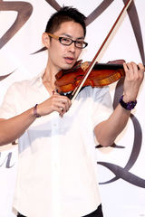 组图：吴建豪优雅演奏小提琴 言承旭低调登台献花