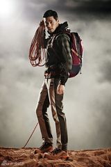 高清组图：韩星玄彬拍户外服广告 不惧风雨水火