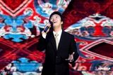 费玉清开第100场演唱会 不变黑西装献唱(组图)