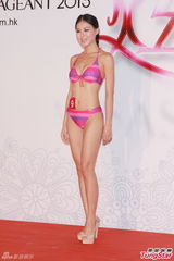 组图：亚姐泳装火辣秀胸 怪咖多女版王祖蓝现身