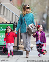 组图：萨拉-帕克牵萌娃上学 衣着亮眼姹紫嫣红