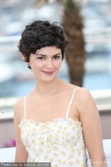 组图：奥黛丽-塔图清纯短裙秀香肩