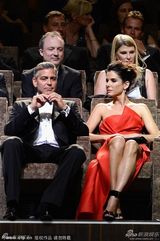 组图：乔治克鲁尼和桑德拉开幕现场谈笑风生