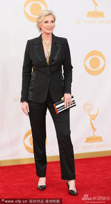 组图：《欢乐合唱团》简-林奇干练亮相艾美红毯