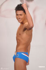组图：“大只男”陈景国亚洲先生泳装秀遭胸袭  
