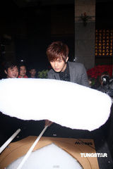 幻灯图集：林宥嘉年底忙不停 联手飞轮海宣告跨年 